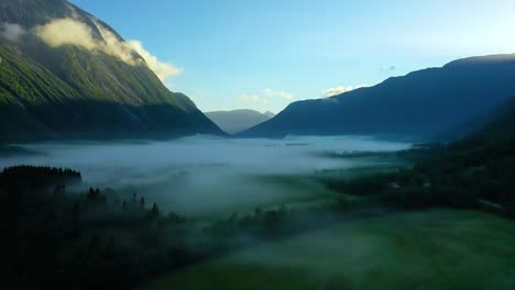 Morgennebel-über-Dem-Tal-Zwischen-Den-Bergen-Im-Sonnenlicht.-Nebel-Und-Wunderschöne-Natur-Norwegischer-Luftaufnahmen.