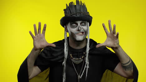 hombre siniestro con maquillaje profesional de halloween esqueleto saludando a alguien, decir hola, hola, bienvenido