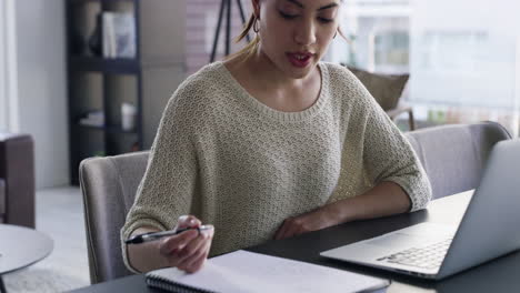 mujer de negocios, portátil y videollamada con escritura