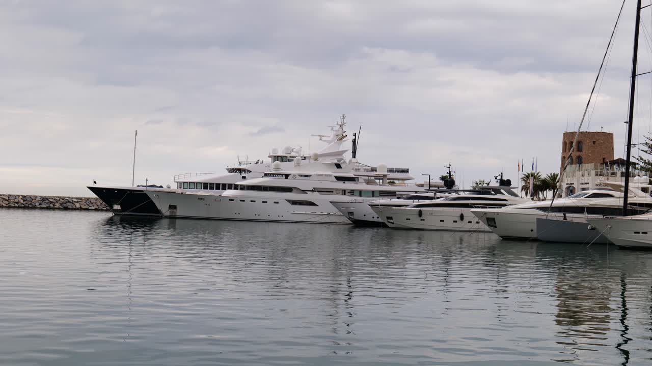 Yacht nella marina di Puerto Banus, Marbella, Spagna - inquadratura ampia