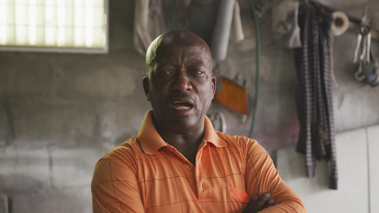 아프리카 남자 가 카메라 앞 에서 웃고 있다