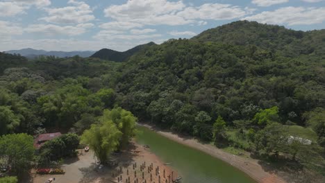 granja de peces a lo largo del río, presa de hatillo en la república dominicana