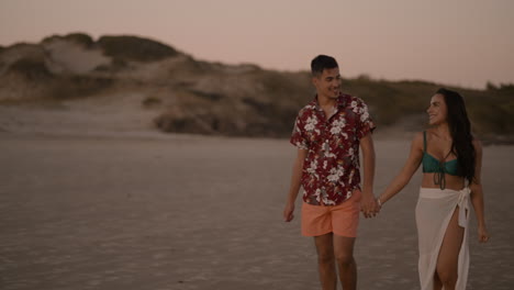 Cute-couple-walking-on-the-beach