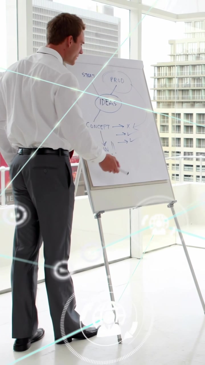 Video verticale: uomo che inizia a scrivere una parola cerchiata su un blocco note, indicando e aggiungendo punti elenco per mostrare un piano.