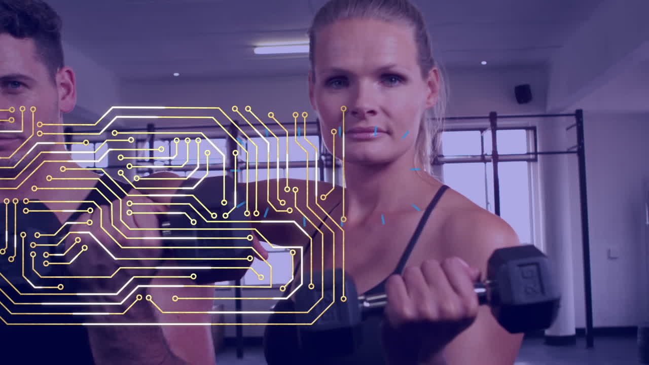 animación del procesamiento de datos sobre una pareja caucásica haciendo ejercicio en el gimnasio