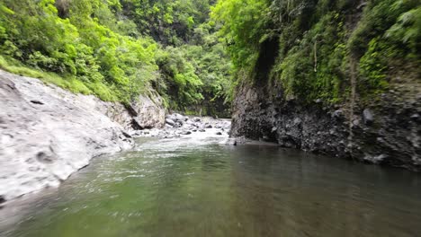 imágenes de drones de un río y rápidos en un cañón verde en el circo de mafate en la isla de la reunión