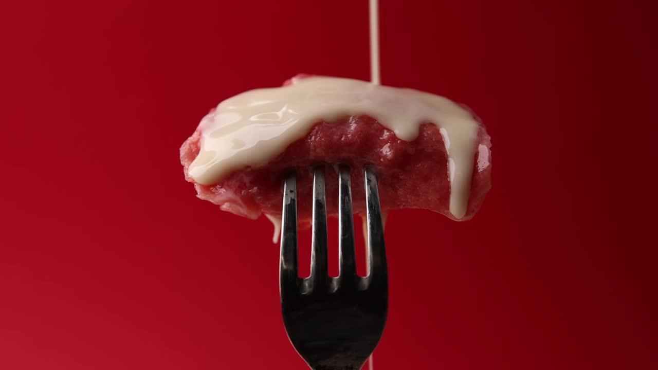 포크 에 크림 소스 를 넣은 피오기