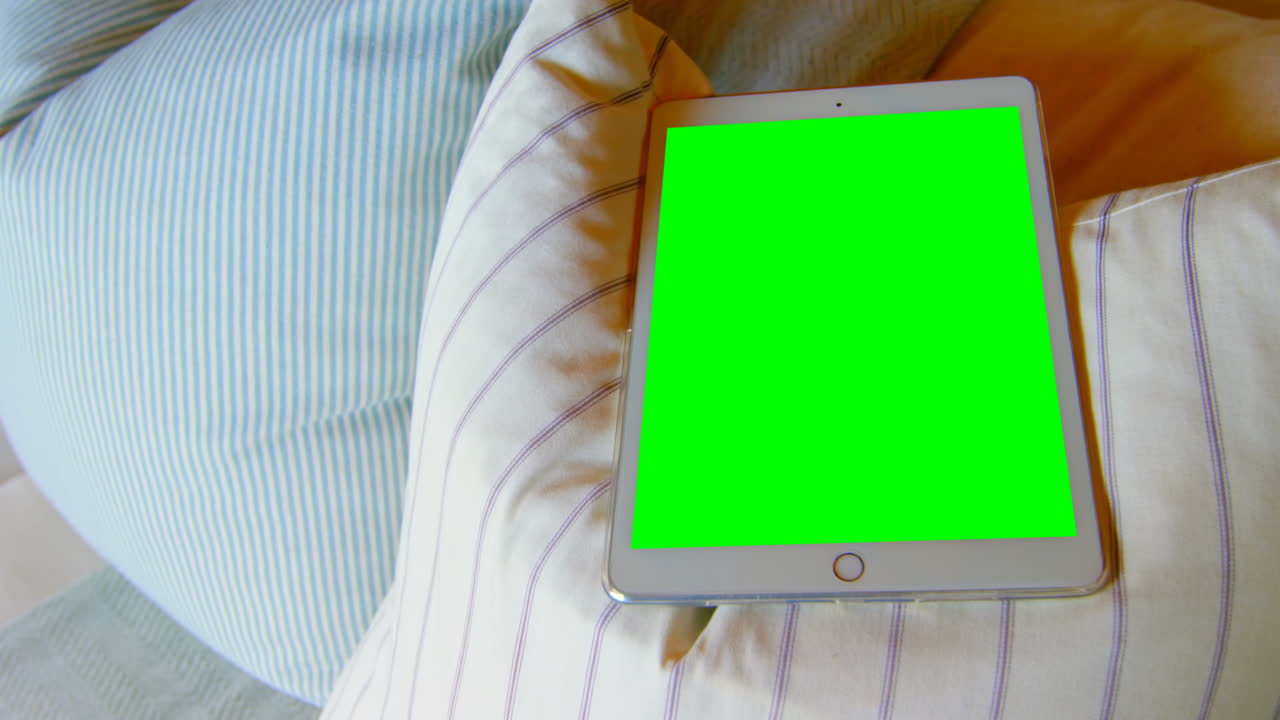 primer plano de la tableta digital en el cojín en casa 4k