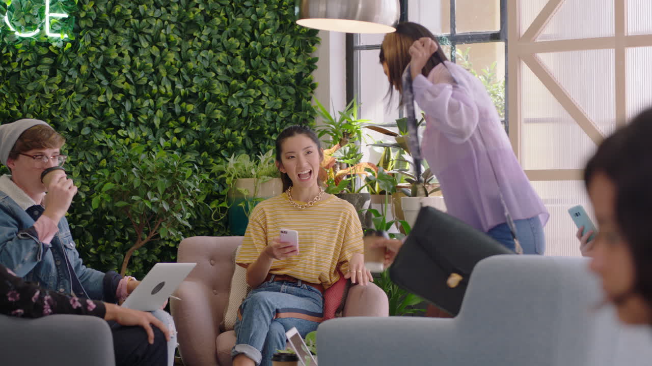 grupo diverso de gente de negocios conociendo estudiantes felices disfrutando de la conversación amigos compartiendo conexión juntos en una oficina de moda relajada