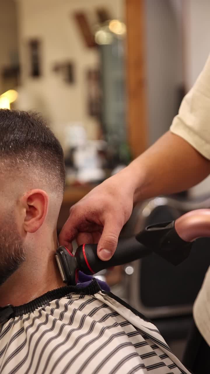 Homem a cortar o cabelo