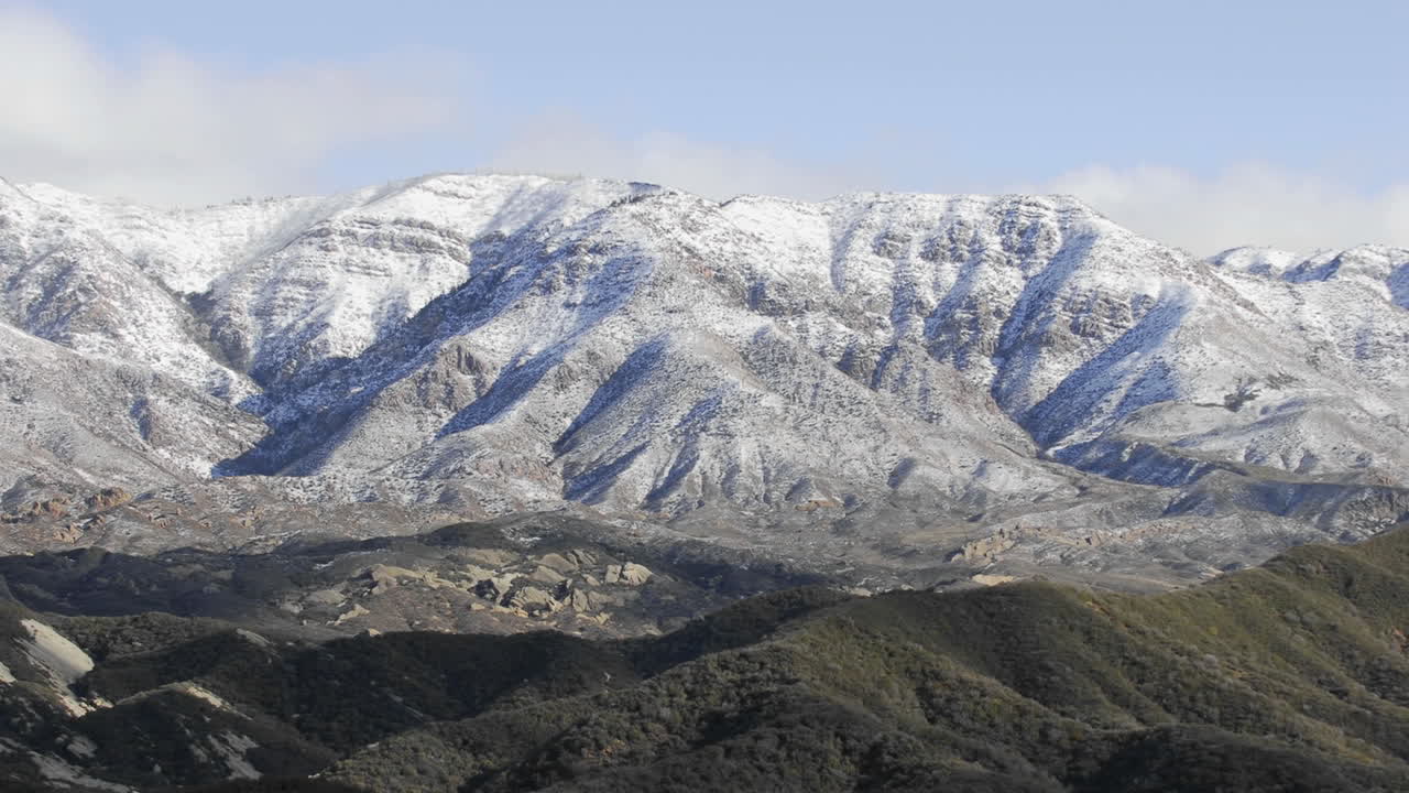 캘리포니아 세스페 황무지 지역의 눈 덮인 레이즈 피크 위로 구름이 지나가는 시간 경과