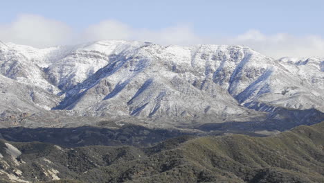 lapso de tiempo de las nubes que pasan sobre el pico nevado de reyes en el área silvestre de sespe california
