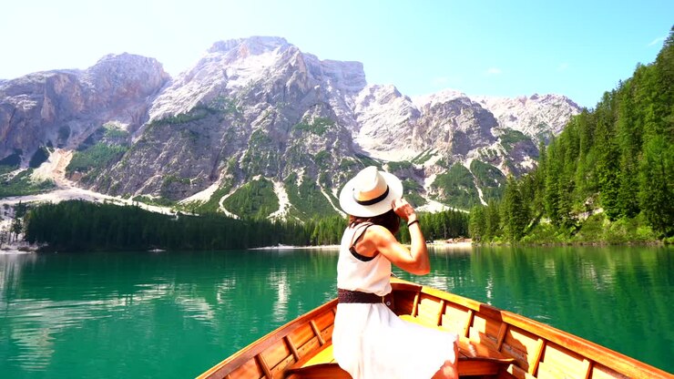 Tourist genießt die atemberaubende Aussicht auf den Pragser Wildsee in den Dolomiten, Italien