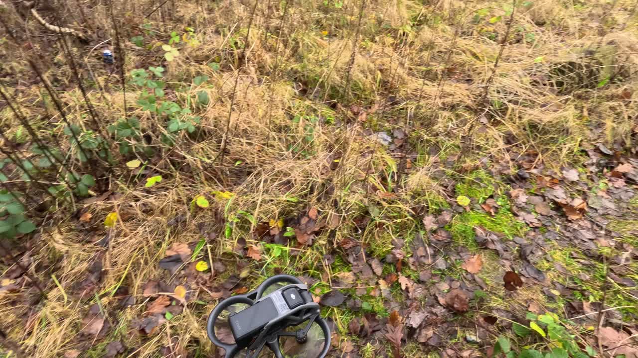 Niño volando su dron