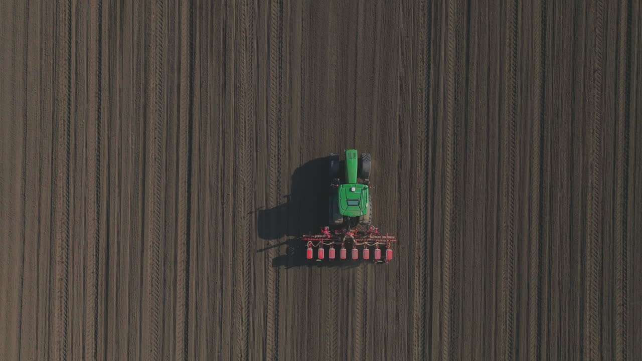 들판 에 씨 을 심고 있는 트랙터 의 공중 사진