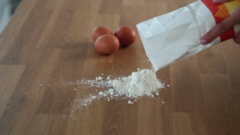 Harina-Sobre-La-Mesa-En-Un-Montículo-Para-Empezar-A-Preparar-La-Masa-De-Pasta-Al-Huevo.