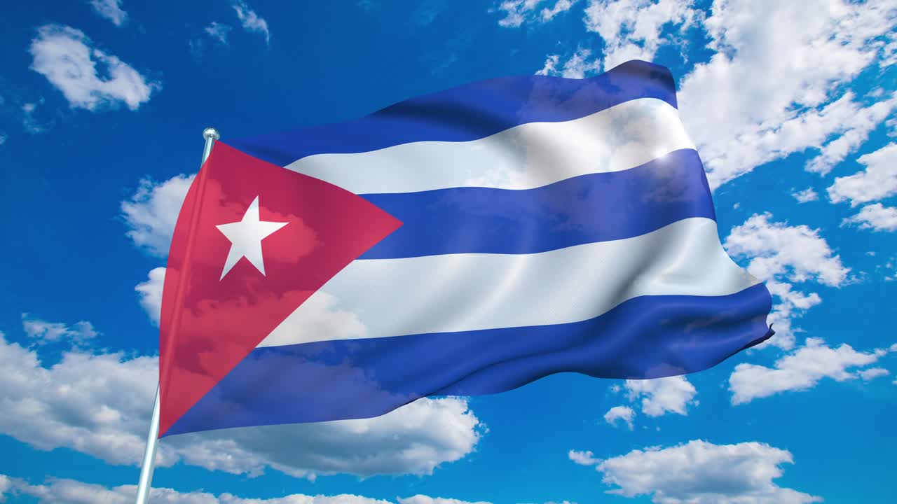 Bandiera di Cuba con struttura in tessuto contro un cielo nuvoloso (in loop)