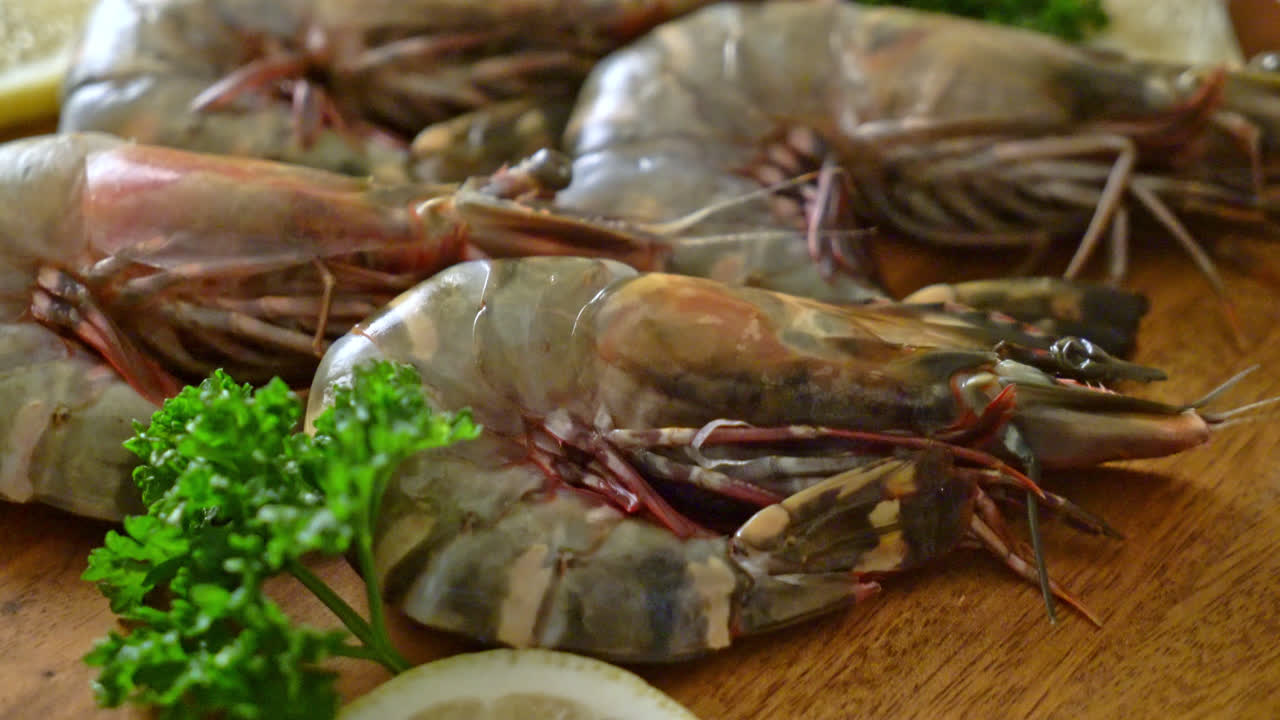 나무 판자에 신선한 타이거 새우 또는 새우