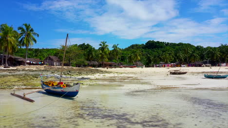 Escena-De-Playa-Con-Barcos-De-Pesca-Dhow-Y-Arena-Blanca-En-Madagascar