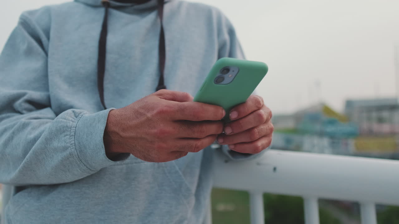 Person, die ein Handy benutzt