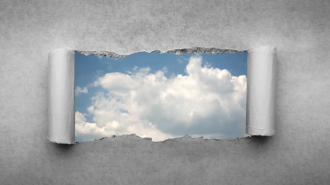 4k 타임  영상으로 푸른 하늘에서 빠르게 움직이는 구름이 오래된 레트로 그런지 빈티지 종이에 어진 가장자리를 가진 구을 통해 볼 수 있습니다.