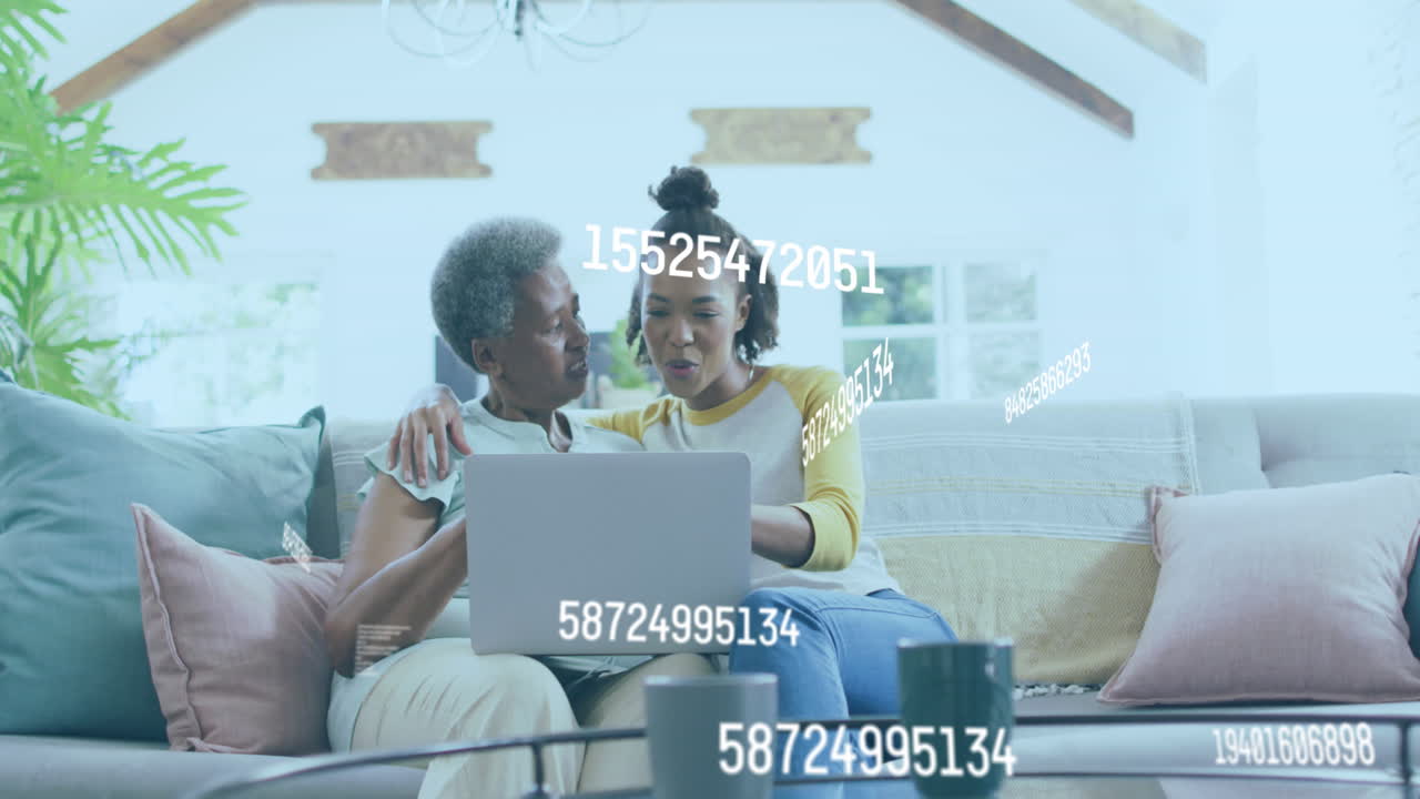 animazione di numeri che cambiano su donne afroamericane che usano il portatile