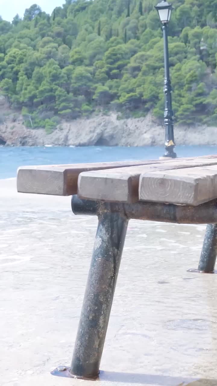 해변 에 있는 물 에 잠긴 공원 벤치