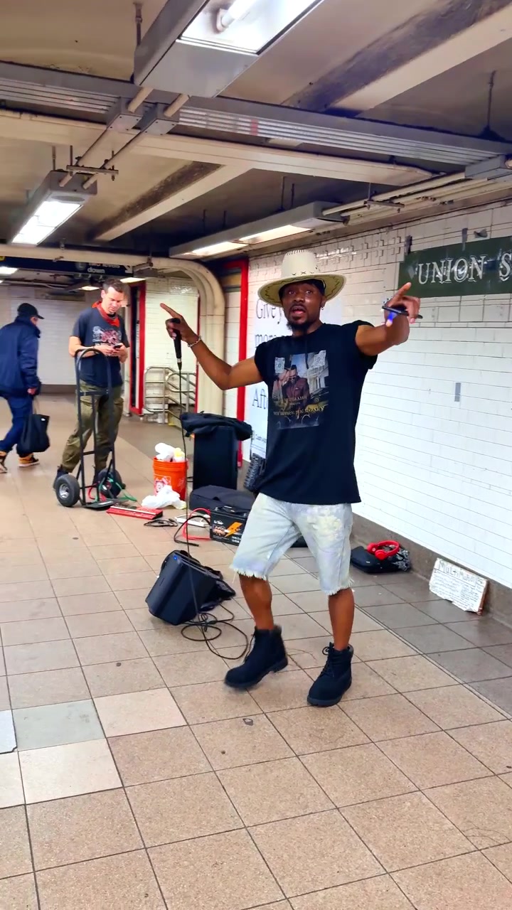 New York, USA, 25 agosto 2025: Musicista della metropolitana che si esibisce sottoterra. Musicista di strada che si esibisce all'interno della stazione della metropolitana di New York
