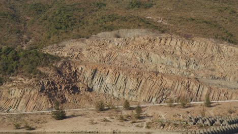 großer felsiger berg und see