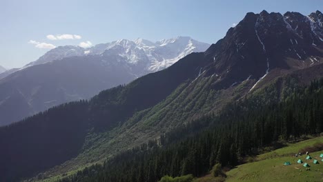 Hermoso-Bosque-Frondoso-Y-Montañas-Nevadas-Vistas-Desde-La-Caminata-Sar-Pass---Toma-Aérea