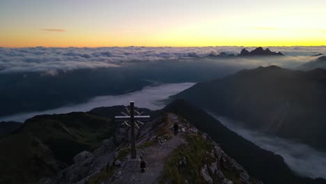 vuelo cinematográfico en los alpes al amanecer