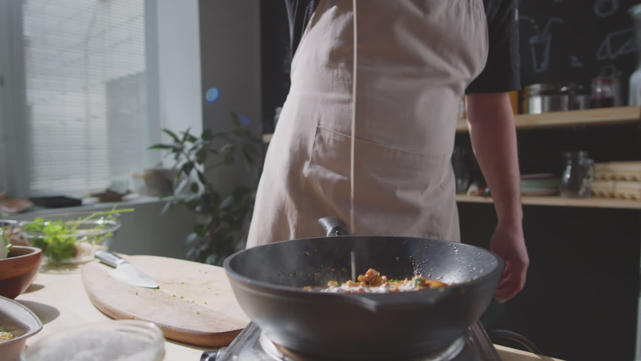 Preparazione di un piatto saltato in padella cremoso