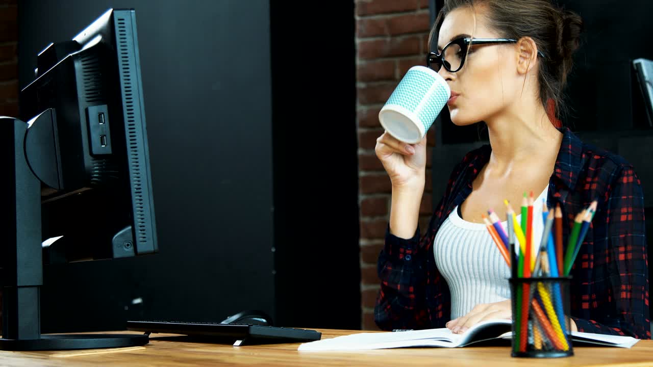 Bella ragazza che lavora al PC