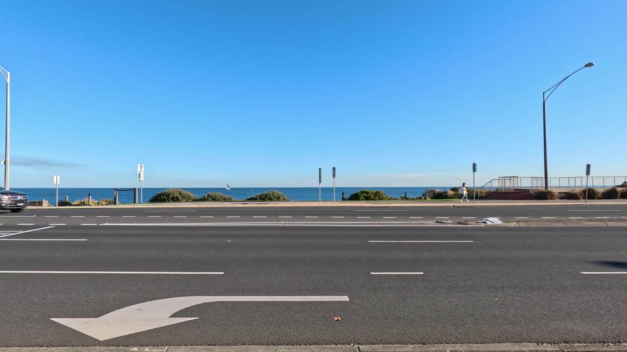 해안 도로를 따라 운전하는 자동차