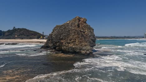 ondas a salpicar formações rochosas no oceano