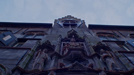 edificio de arquitectura de estilo holandés europeo tradicional en los países bajos con diseño de arte auténtico y recorrido turístico al atardecer