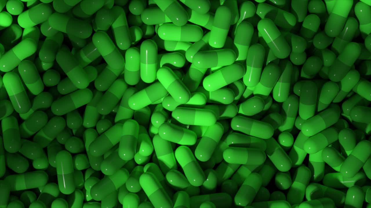 una pila de cápsulas verdes