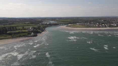 Drohnenaufnahme-Einer-Kleinen-Küstenstadt-In-Irland-An-Einem-Sonnigen-Tag