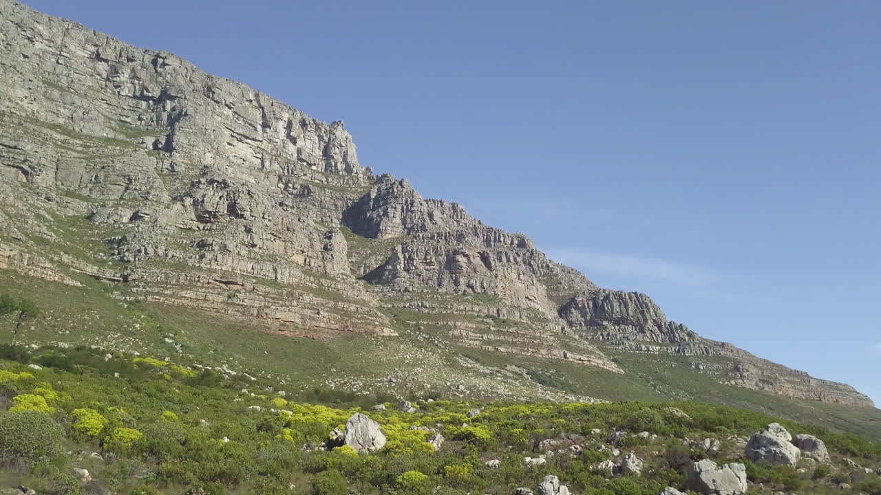 Ripresa aerea panoramica con drone da un'angolazione bassa.