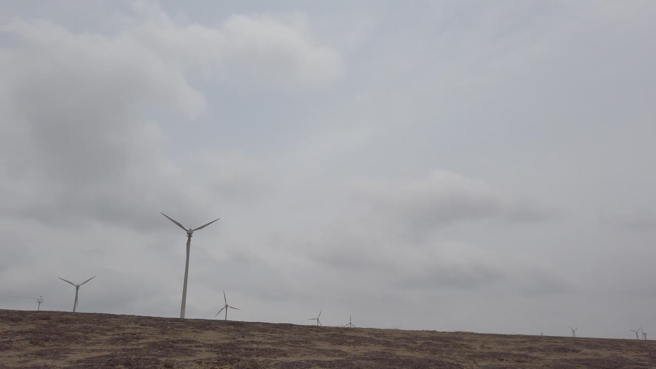 molinos de viento soplando en el viento