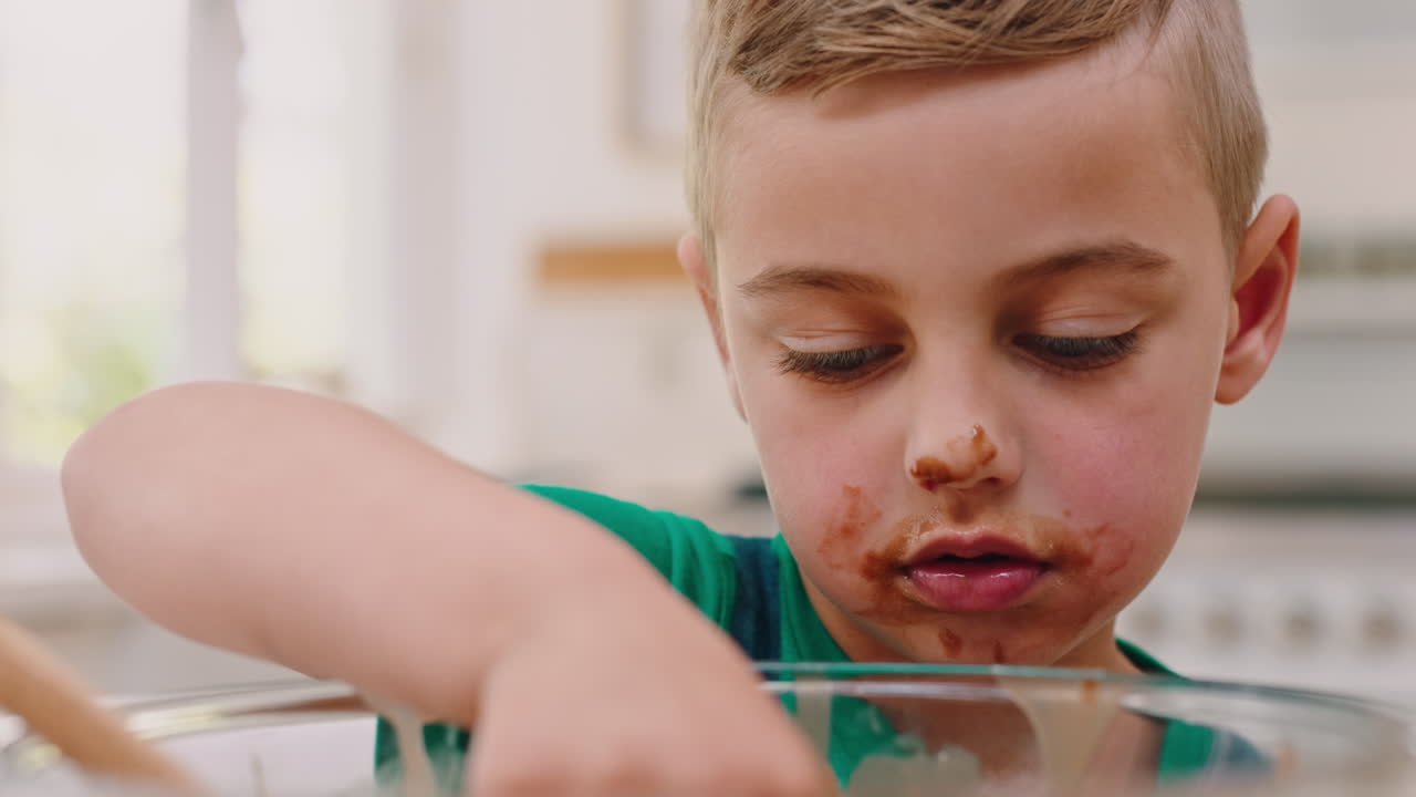 Preparazione dolci, ragazzo che mangia cioccolato.