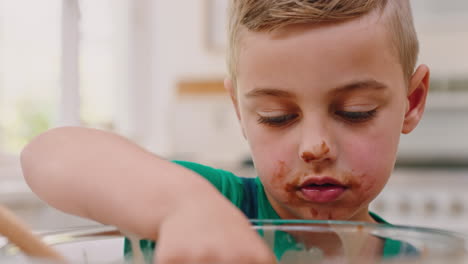 horneando, el niño comiendo chocolate