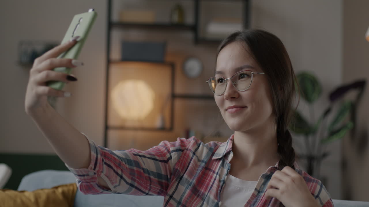 mujer tomando una selfie