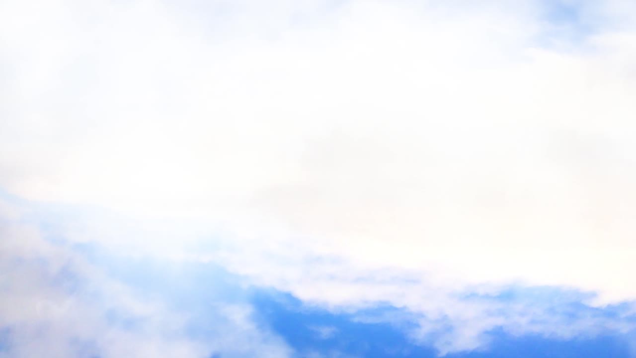 왼쪽에서 오른쪽으로 이동하는 두꺼운 흰 구름, 시점