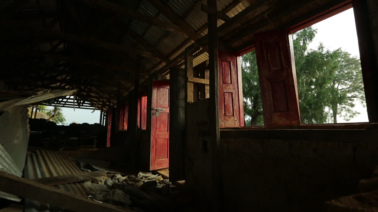 2015년 4월 네팔 지진 이후 폐허가 된 집 내부를 통해 이동하는 장면