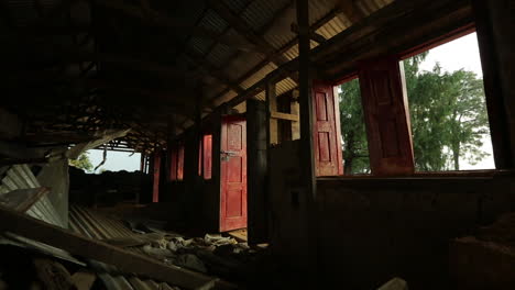 toma en movimiento a través del interior de una casa en ruinas tras el terremoto en nepal en abril de 2015