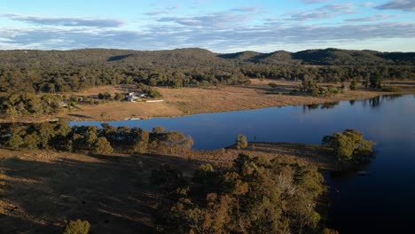 Luftaufnahme-über-Storm-King-Im-Ländlichen-Teil-Von-Stanthorpe,-Queensland-Am-Frühen-Morgen-Im-Winter