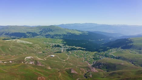 Vista-Aérea-Del-Pueblo-Entre-Verdes-Prados-Y-Montañas-En-Verano-Georgia