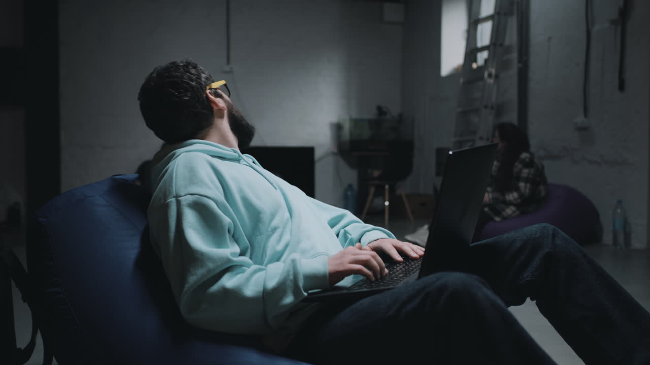 가정 사무실 에서 노트북 을 사용 하는 사람