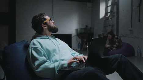 hombre trabajando en una computadora portátil en una oficina en casa